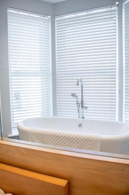 Edge14- Spacious, Stylish And Near The Beach! 뉴키 외부 사진