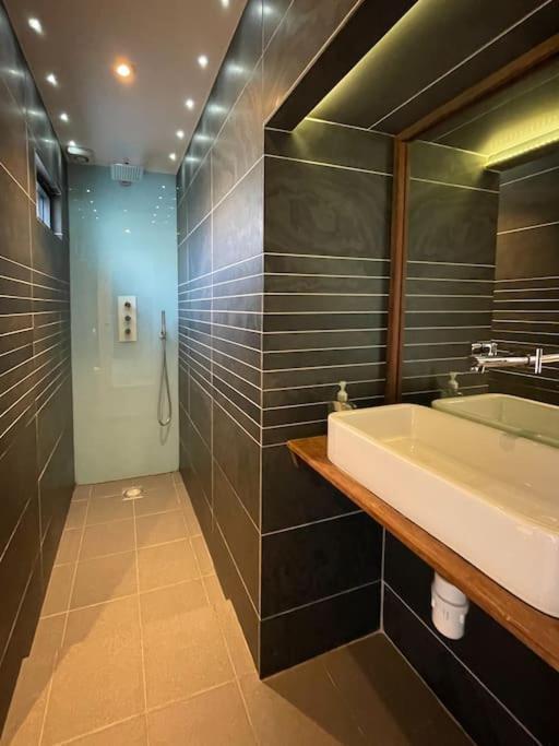 Edge14- Spacious, Stylish And Near The Beach! 뉴키 외부 사진
